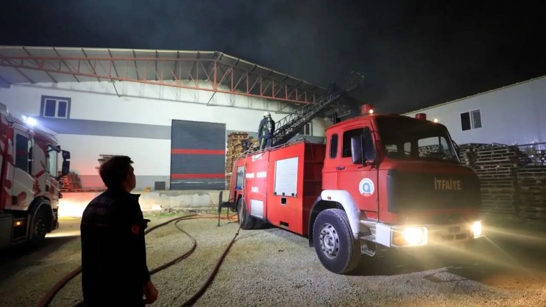 Antalya’da Meyve Sebze Paketleme Tesisi Alevlere Teslim Oldu! 7